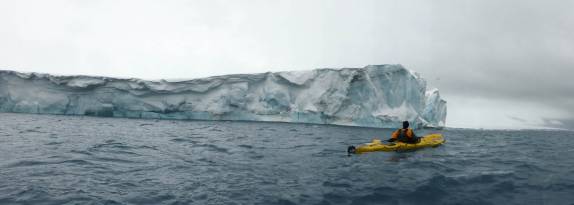 Fazendo caiaque ao lado de uma imponente parede de gelo em Brown Bluff, na Antártida